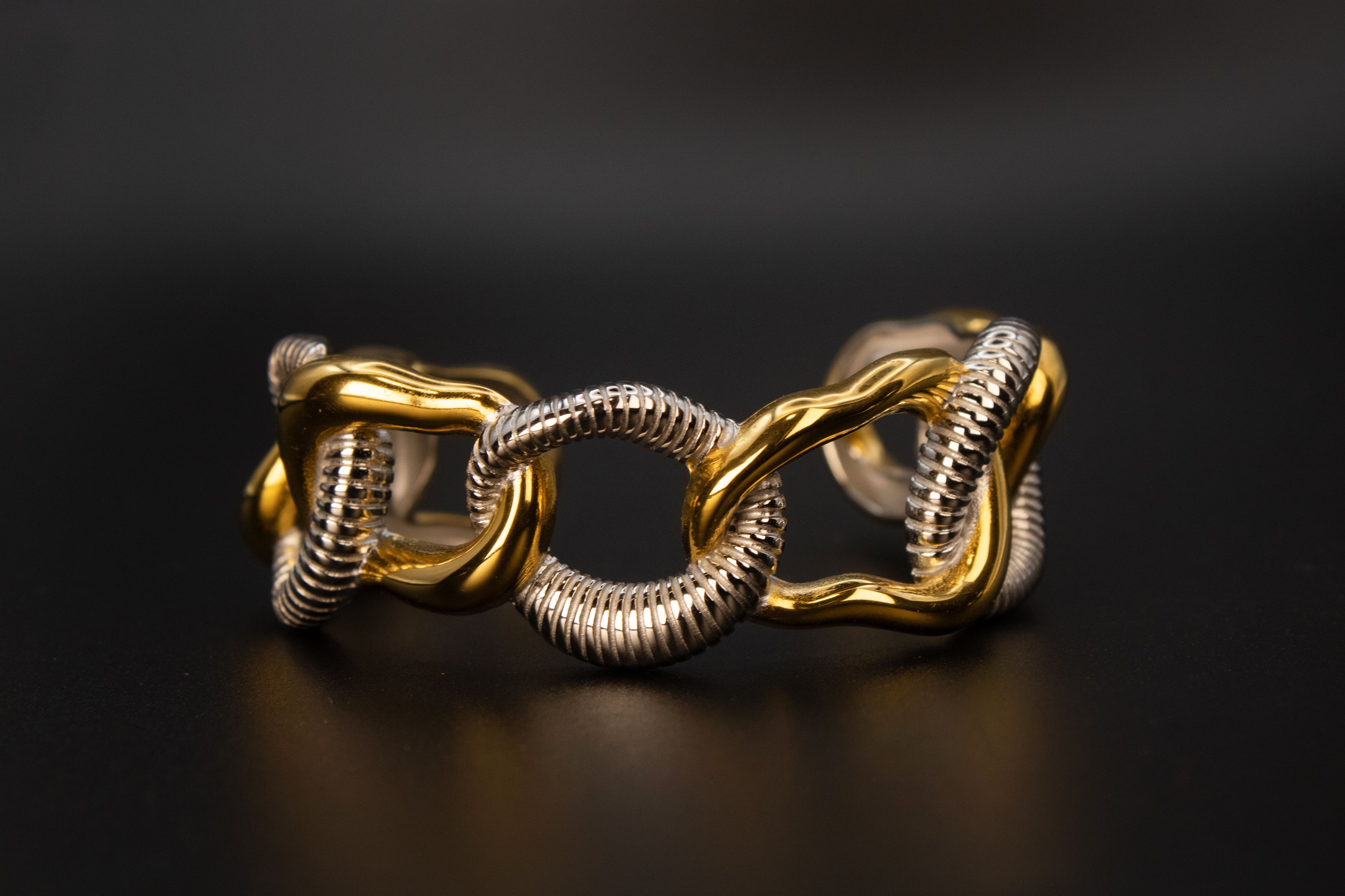 Unwavering chain cuff